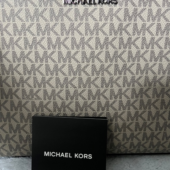 Michael Kors large pouch - Picture 3 of 4